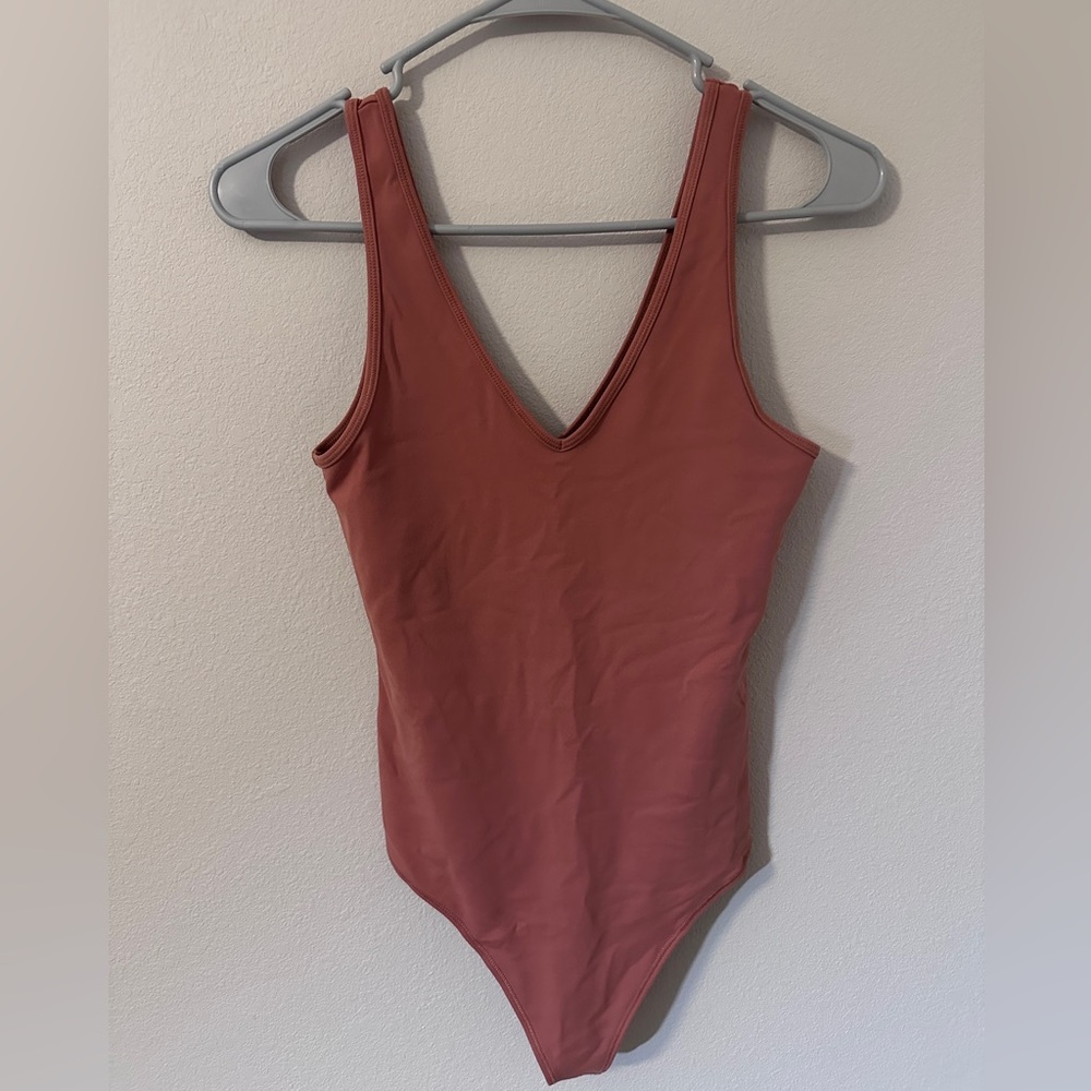 NWOT Abercrombie & Fitch women’s tan red V-Neck thong Bodysuit size small